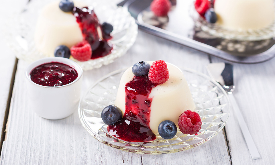 Panna cotta with a red fruits coulis