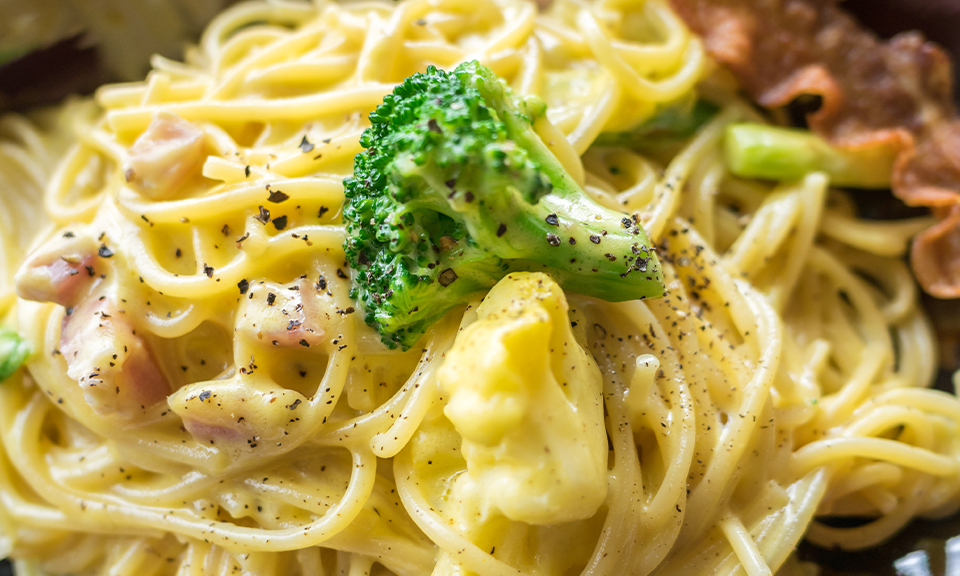 Pasta carbonara with chicken and broccoli 